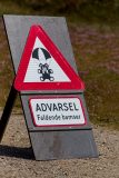 Warnschild "Fallende Kuscheltiere"