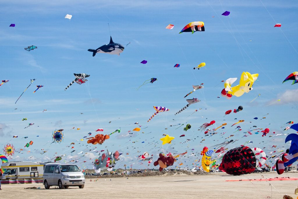 der Himmel voller Drachen auf dem International Kitefliers Meeting 
